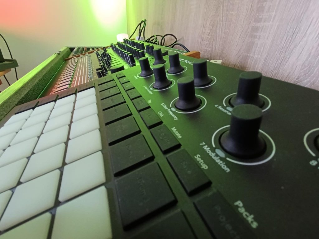 Techno LIVE SETUP

Synthesizer und Gear
Novation Circuit Tracks, Behringer TD-3, Korg Volca Keys, Roland TR8, Arturia Keystep 37, Korg NuTekt NTS 1,
Kenton Midi Thru 5, Xenix 1202 QX USB, AKG K182