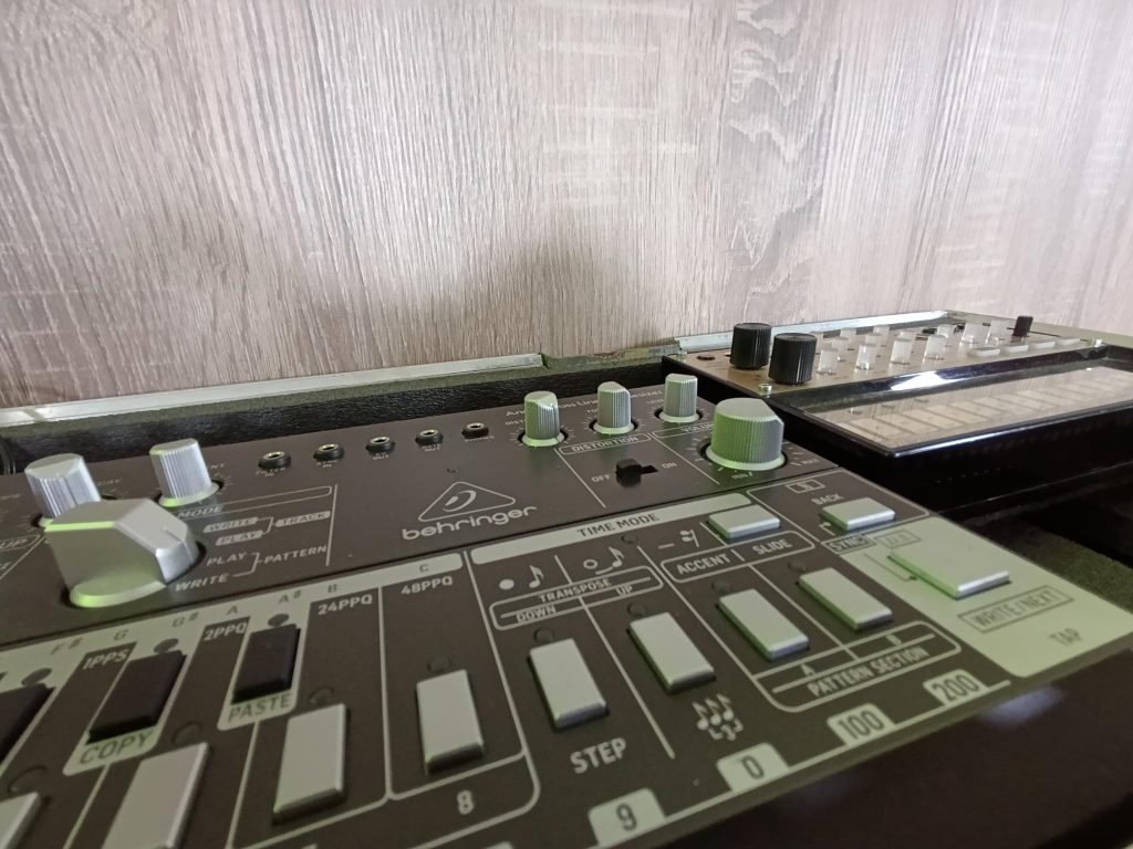 Techno LIVE SETUP

Synthesizer und Gear
Novation Circuit Tracks, Behringer TD-3, Korg Volca Keys, Roland TR8, Arturia Keystep 37, Korg NuTekt NTS 1,
Kenton Midi Thru 5, Xenix 1202 QX USB, AKG K182