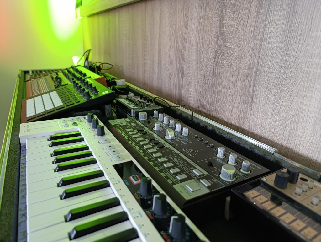 Techno LIVE SETUP

Synthesizer und Gear
Novation Circuit Tracks, Behringer TD-3, Korg Volca Keys, Roland TR8, Arturia Keystep 37, Korg NuTekt NTS 1,
Kenton Midi Thru 5, Xenix 1202 QX USB, AKG K182