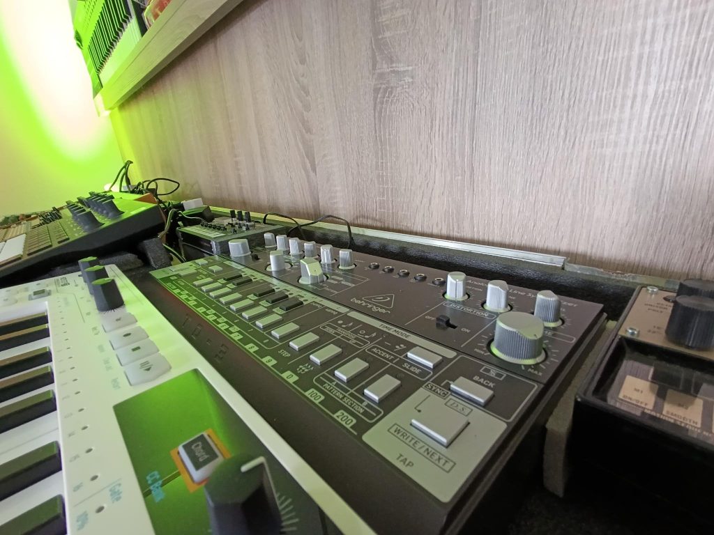Techno LIVE SETUP

Synthesizer und Gear
Novation Circuit Tracks, Behringer TD-3, Korg Volca Keys, Roland TR8, Arturia Keystep 37, Korg NuTekt NTS 1,
Kenton Midi Thru 5, Xenix 1202 QX USB, AKG K182