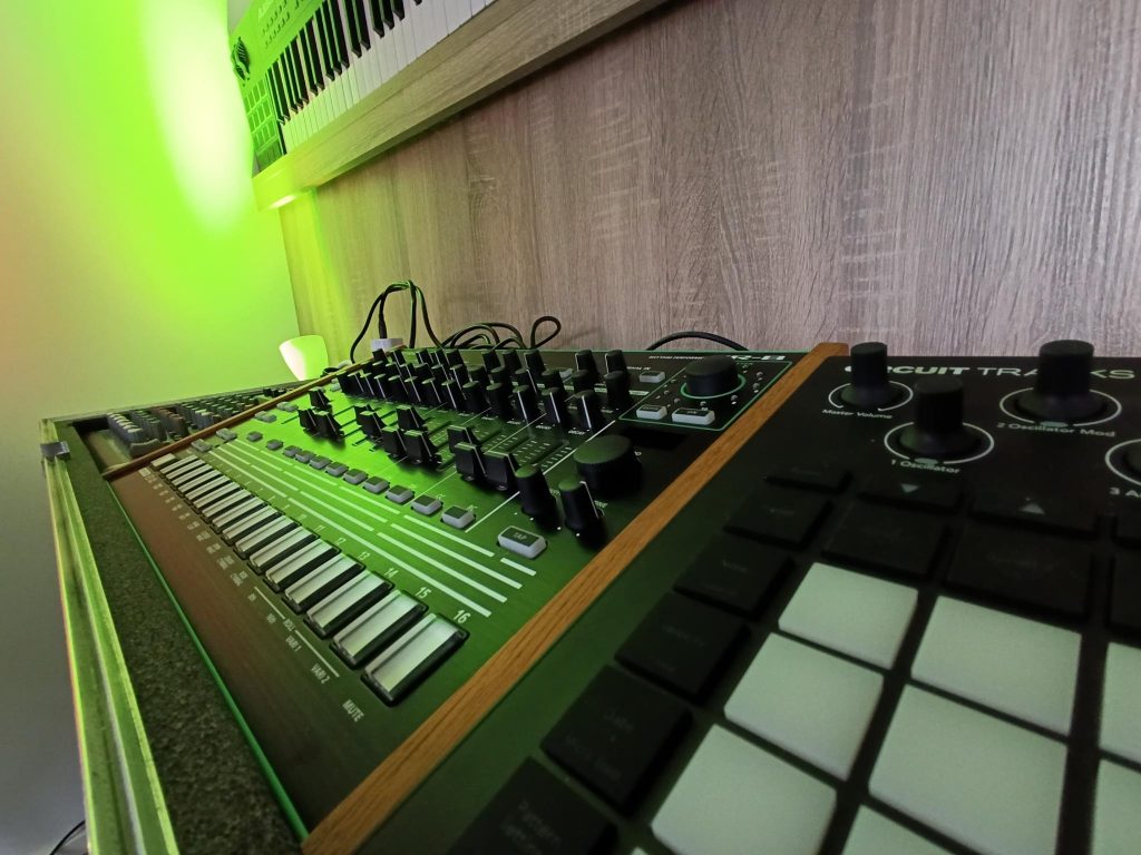 Techno LIVE SETUP

Synthesizer und Gear
Novation Circuit Tracks, Behringer TD-3, Korg Volca Keys, Roland TR8, Arturia Keystep 37, Korg NuTekt NTS 1,
Kenton Midi Thru 5, Xenix 1202 QX USB, AKG K182