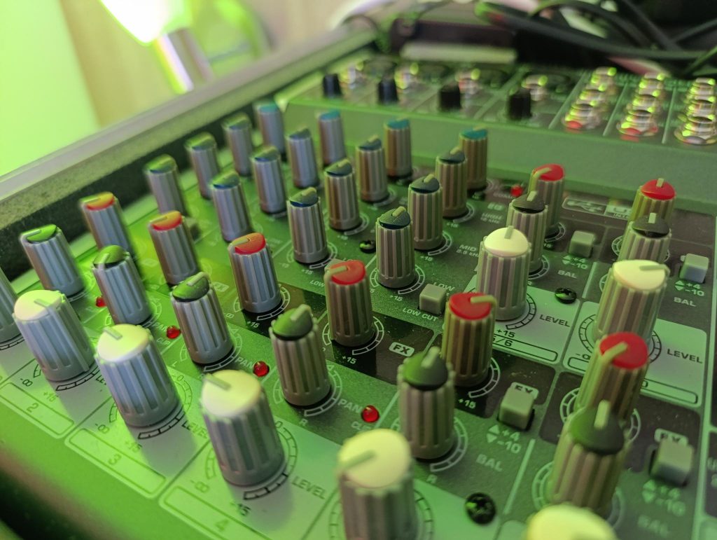 Techno LIVE SETUP

Synthesizer und Gear
Novation Circuit Tracks, Behringer TD-3, Korg Volca Keys, Roland TR8, Arturia Keystep 37, Korg NuTekt NTS 1,
Kenton Midi Thru 5, Xenix 1202 QX USB, AKG K182