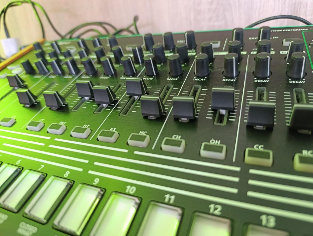 Techno LIVE SETUP

Synthesizer und Gear
Novation Circuit Tracks, Behringer TD-3, Korg Volca Keys, Roland TR8, Arturia Keystep 37, Korg NuTekt NTS 1,
Kenton Midi Thru 5, Xenix 1202 QX USB, AKG K182