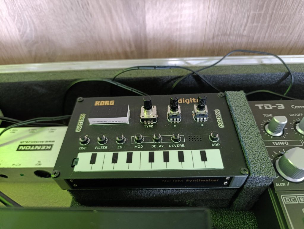 Techno LIVE SETUP

Synthesizer und Gear
Novation Circuit Tracks, Behringer TD-3, Korg Volca Keys, Roland TR8, Arturia Keystep 37, Korg NuTekt NTS 1,
Kenton Midi Thru 5, Xenix 1202 QX USB, AKG K182
