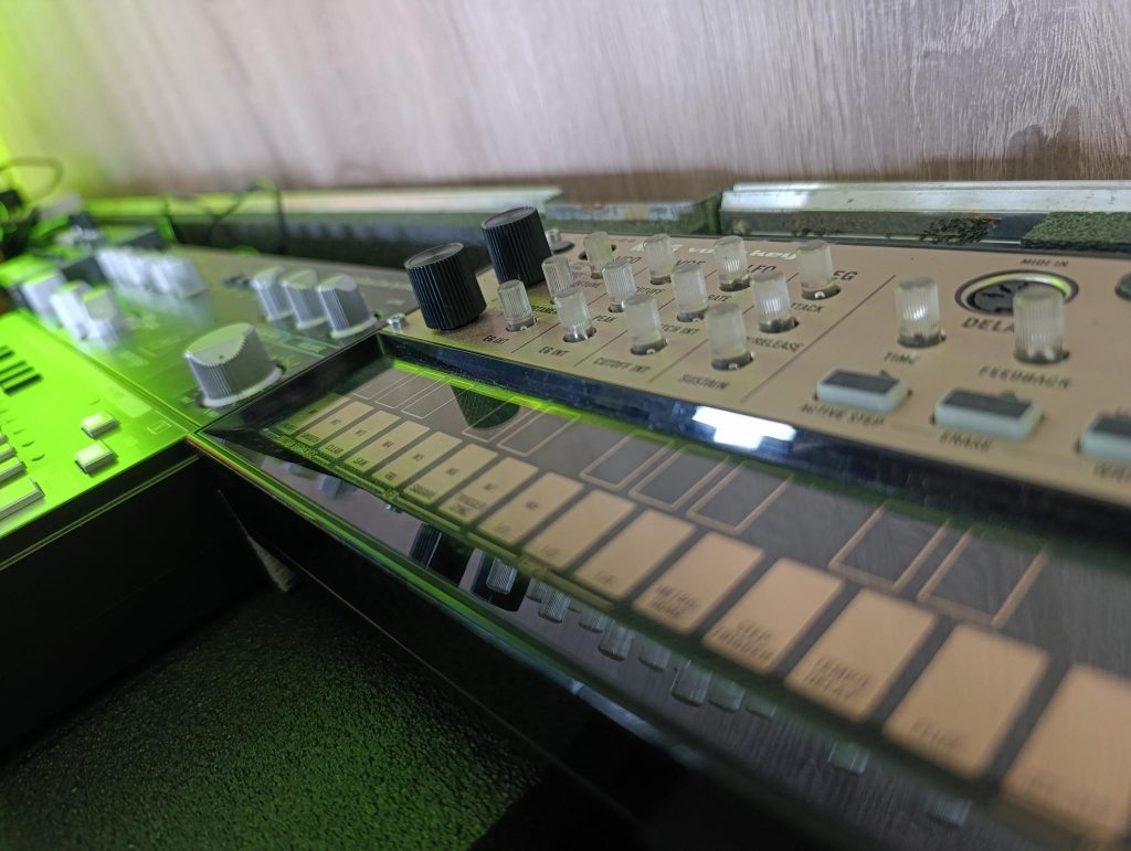 Techno LIVE SETUP

Synthesizer und Gear
Novation Circuit Tracks, Behringer TD-3, Korg Volca Keys, Roland TR8, Arturia Keystep 37, Korg NuTekt NTS 1,
Kenton Midi Thru 5, Xenix 1202 QX USB, AKG K182