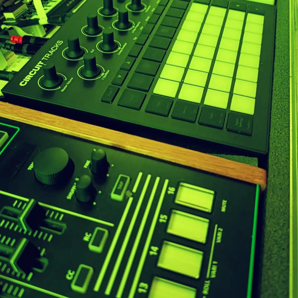 Techno LIVE SETUP

Synthesizer und Gear
Novation Circuit Tracks, Behringer TD-3, Korg Volca Keys, Roland TR8, Arturia Keystep 37, Korg NuTekt NTS 1,
Kenton Midi Thru 5, Xenix 1202 QX USB, AKG K182