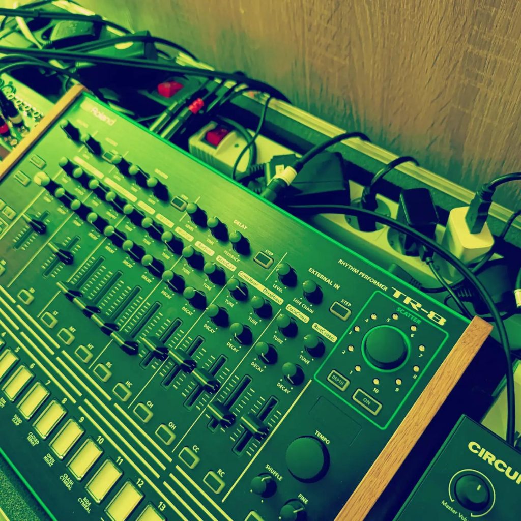 Techno LIVE SETUP

Synthesizer und Gear
Novation Circuit Tracks, Behringer TD-3, Korg Volca Keys, Roland TR8, Arturia Keystep 37, Korg NuTekt NTS 1,
Kenton Midi Thru 5, Xenix 1202 QX USB, AKG K182