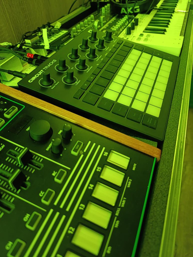 Techno LIVE SETUP

Synthesizer und Gear
Novation Circuit Tracks, Behringer TD-3, Korg Volca Keys, Roland TR8, Arturia Keystep 37, Korg NuTekt NTS 1,
Kenton Midi Thru 5, Xenix 1202 QX USB, AKG K182