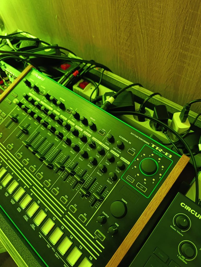 Techno LIVE SETUP

Synthesizer und Gear
Novation Circuit Tracks, Behringer TD-3, Korg Volca Keys, Roland TR8, Arturia Keystep 37, Korg NuTekt NTS 1,
Kenton Midi Thru 5, Xenix 1202 QX USB, AKG K182