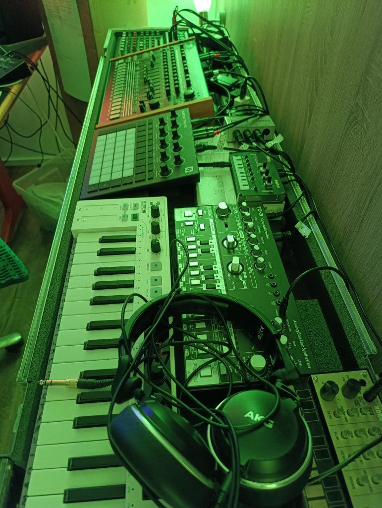 Techno LIVE SETUP

Synthesizer und Gear
Novation Circuit Tracks, Behringer TD-3, Korg Volca Keys, Roland TR8, Arturia Keystep 37, Korg NuTekt NTS 1,
Kenton Midi Thru 5, Xenix 1202 QX USB, AKG K182